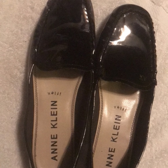REPOST - size 8.5 patent leather Anne Klein slip ons. classic pair of shoes - Picture 2 of 5